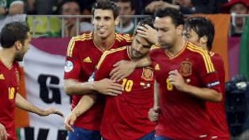 Los jugadores de la selección española felicitan a Cesc Fávregas tras marcar el cuarto gol ante Irlanda, durante el partido correspondiente a la segunda jornada del Grupo C de la Eurocopa disputado esta noche en el estadio Gdansk Arena.