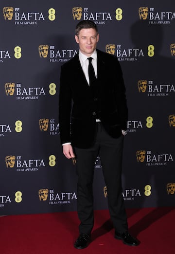 James Norton posa en la alfombra roja de los premios BAFTA 2025 celebrados en el Royal Festival Hall del Southbank Centre de Londres.