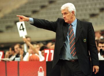 Uno de los entrenadores más laureados de la historia del baloncesto español. Tomó el testigo de Pedro Ferrándiz en el Real Madrid y de Antonio Díaz-Miguel en la Selección. Estuvo 133 partidos al frente de España, con la que ganó la plata en el Eurobasket de 1999. En el baloncesto de clubes (Real Madrid y Joventut) fue dos veces campeón de la Copa de Europa, dos de la Recopa, una de la Korac y cuatro de la Internacontinental. Además, ganó diez Ligas y cuatro Copas.