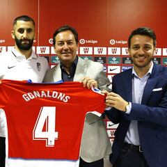 Gonalons, presentado: “Me siento relajado en esta familia que es el Granada”