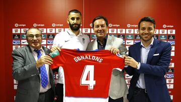 03-09 Presentacin del nuevo jugador del Granada CF, Maxime Gonalons. En la imagen el consejero Pepe Macans, el jugador, el director general Fernandez Monterrubio y el gerente deportivo Fran Sanchez