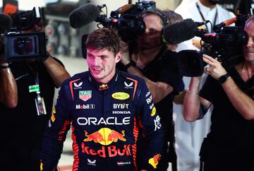 El piloto holandés de Red Bull Racing, Max Verstappen, celebra su tercer título mundial después de la carrera al esprint previa al Gran Premio de Fórmula Uno de Qatar en el Circuito Internacional de Losail.