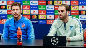 EPA6929. BRUJAS (B&Eacute;LGICA), 10/12/2018.- El entrenador del Atl&eacute;tico de Madrid, el argentino Diego Pablo Simeone (d), y el defensa uruguayo Diego God&iacute;n ofrecen una rueda de prensa en el estadio Jan Breydel en Brujas, B&eacute;lgica, hoy