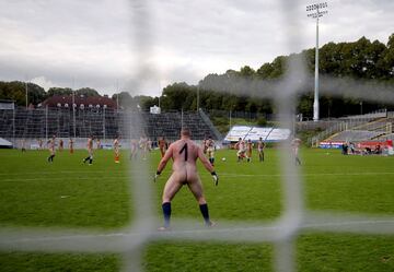 Un grupo de jugadores aficionados disputan un partido desnudos en Wuppertal, Alemania, como protesta por lo que dicen que es una creciente comercialización del fútbol profesional.