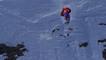 El snowboarder Pau Riba grapando un salto en snowboard por la cara donde se disputaron los Freeride Junior World Championships 2021 en Verbier (Suiza).