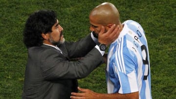 Verón deja de lado diferencias y despide a Maradona