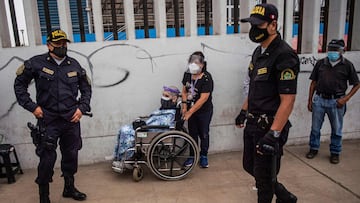 Elderly citizens arrive to get a dose of the Pfizer-BioNTech vaccine against COVID-19, at a vaccination center in Lima on April 23, 2021. - Earlier this week Peru implemented the compulsory use of a transparent face shield to enter stores and markets -in addition to the face mask- due to the sharp increase in contagions and deaths boosted by the Brazilian variant of the new coronavirus, amid a second wave of the pandemic. (Photo by ERNESTO BENAVIDES / AFP)