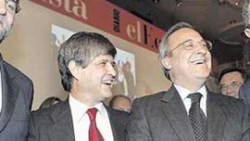 <b>FLORENTINO QUISO ESTAR A SU LADO</b>. Ambos estaban invitados a la inauguración de El Economista antes de estallar la noticia deportiva del año, por lo que Florentino no quiso variar sus planes con tal de estar junto a su sucesor. Posaron junto a Rajoy y a Ruiz Gallardón.