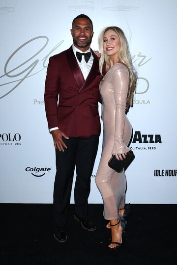 Lucien Laviscount posa con su pareja. 