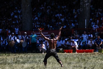 Los luchadores turcos pelean durante el 661º torneo anual de lucha libre de aceite de oliva de Kirkpinar en Sarayici, cerca de Edirne, en el oeste de Turquía. En Kirkpinar, los concursantes, desnudos hasta la cintura, están empapados en aceite de oliva de pies a cabeza y visten pantalones de cuero especialmente diseñados. Los combates uno contra uno que se organizan cada verano se parecen mucho a los primeros que se celebraron hace casi 650 años. Tres toneladas de aceite de oliva se utilizan cada año para la ocasión. 