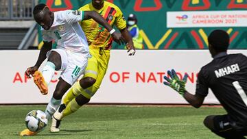 Senegal's forward Sadio Mane (L) shoots and fails to score as Zimbabwe's goalkeeper Petros Mhari (R) prepares to make a save during the Group B Africa Cup of Nations (CAN) 2021 football match between Senegal and Zimbabwe at Stade de Kouekong in