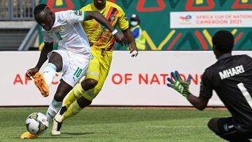 Senegal&#039;s forward Sadio Mane (L) shoots and fails to score as Zimbabwe&#039;s goalkeeper Petros Mhari (R) prepares to make a save during the Group B Africa Cup of Nations (CAN) 2021 football match between Senegal and Zimbabwe at Stade de Kouekong in 