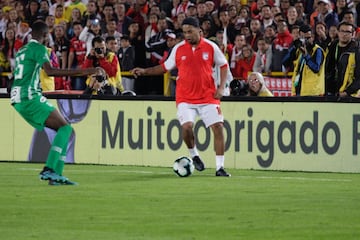 La fiesta en El Campín que disfrutó de la magia de Ronaldinho en el partido entre Santa Fe y Nacional, en el que se le rindió homenaje al brasileño que jugó con la '10' del equipo bogotano.