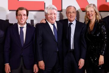 Florentino Pérez, Enrique Cerezo y José Luis Martínez-Almeida durante la presentación del libro "Cerezo 75 miradas y más para 75 años".