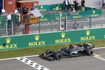 Sin par車n por vacaciones, la F1 regres車 a Spa-Francorchamps en las fechas habituales. Dos semanas despu谷s del paseo de Barcelona, Lewis Hamilton regres車 con otra exhibici車n, esta vez con ocho segundos de renta sobre el finland谷s y 15 frente al neerland谷s de Red Bull. Ya en la clasificaci車n le hab赤a metido medio segundo a Bottas. El ingl谷s estaba en racha y Carlos Sainz, en una espiral de problemas: su McLaren tuvo una aver赤a en las vueltas de reconocimiento y ni siquiera pudo tomar la salida.