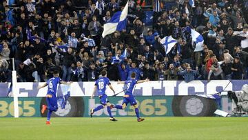 GRAF1079. VITORIA (ÁLAVA), 04/11/2017.- El delantero venezolano del Alavés Christian Santos (d) celebra su gol marcado ante el Espanyol durante el partido correspondiente a la undécima jornada de LaLiga Santander disputado hoy en el estadio de Mendizorroza. EFE/ David Aguilar
