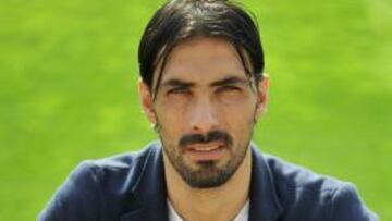 SEGURO. El meta Aouate posa con un balón en Son Moix.