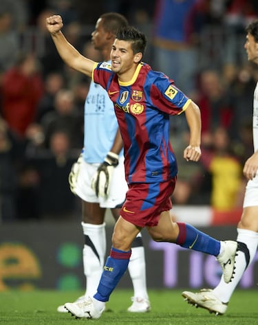 La cantera del Barcelona lo fichó procedente del Écija Balompié. Al Sevilla llegó en la temporada 2017-18.