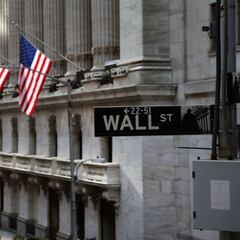 Who is losing money on GameStop on the stock market?