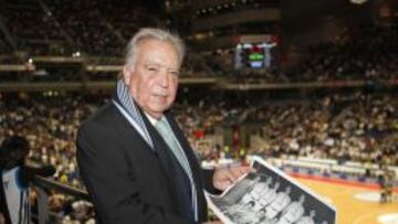 Pedro Ferr&aacute;ndiz, en la grada del Palacio de Deportes el pasado domingo en el Cl&aacute;sico. Sostiene una fotograf&iacute;a de la plantilla que dirigi&oacute; en la campa&ntilde;a1960-61, con la que consigui&oacute; 23 triunfos al principio en el arranque entre Liga y Copa de Europa. El Madrid actual ha batido ese r&eacute;cord: ya lleva 25 victorias seguidas.