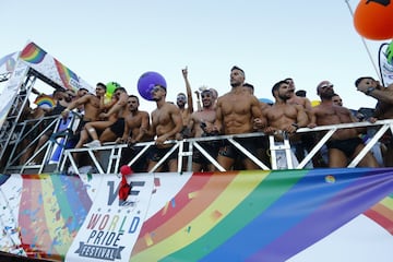 GRA265 MADRID, 01/07/2017.- Ambiente en una de las 52 carrozas que participan en el desfile del World Pride 2017, durante su recorrido esta tarde por la calles de Madrid. EFE/J. P. Gandul