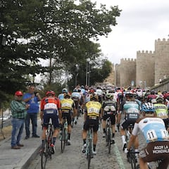 Un coche de un equipo de la Vuelta atropella a un niño