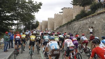 El pelot&oacute;n a su paso por &Aacute;vila.