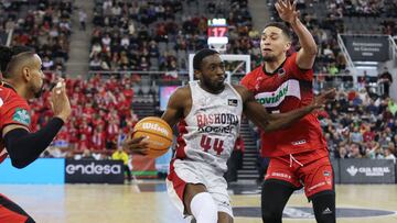 Branford (d), del Covirán Granada, intenta evitar el avance de Baldwin (i), del Baskonia, durante el partido de la undécima jornada de la liga Endesa que enfrenta a los equipos Covirán Granada y Baskonia en el Palacio de los Deportes de Granada.