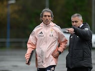 OVIEDO, 16/12/2025.- El técnico uruguayo Guillermo Almada, durante su primera sesión como entrenador del Real Oviedo, este martes. Almada, hasta ahora entrenador del Real Valladolid, se convierte en el nuevo técnico del Real Oviedo y sustituye a Luis Carrión en un banquillo que ya suma tres inquilinos en lo que va de temporada. EFE/ Eloy Alonso
