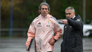 OVIEDO, 16/12/2025.- El técnico uruguayo Guillermo Almada, durante su primera sesión como entrenador del Real Oviedo, este martes. Almada, hasta ahora entrenador del Real Valladolid, se convierte en el nuevo técnico del Real Oviedo y sustituye a Luis Carrión en un banquillo que ya suma tres inquilinos en lo que va de temporada. EFE/ Eloy Alonso