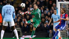 El City cae con Bravo titular, pero clasifica en la Champions