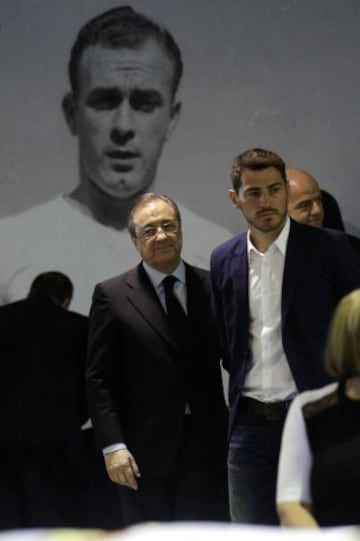 Iker Casillas y Florentino Perez a su llegada a la capilla ardiente instalada en el palco de honor del Santiago Bernabéu.