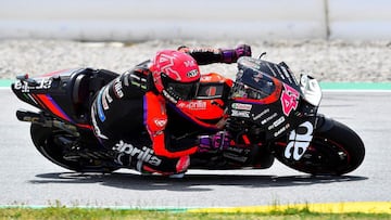 Aprilia Spanish rider Aleix Espargaro rides during the MotoGP qualifying session of the Moto Grand Prix de Catalunya at the Circuit de Catalunya on June 4, 2022 in Montmelo on the outskirts of Barcelona. (Photo by Pau BARRENA / AFP)