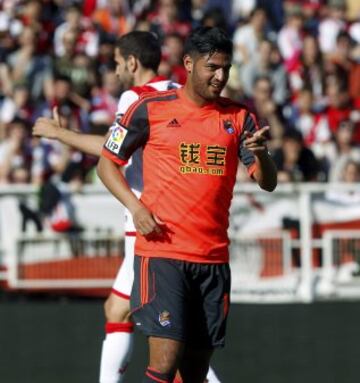 El delantero mexicano de la Real Sociedad Carlos Alberto Vela celebra el gol marcado ante el Rayo Vallecano, el primero del equipo, durante el partido de la trigésimo octava y última jornada de Liga, que disputan en el estadio de Vallecas. 