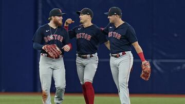 El equipo Alex Cora dio una clase magistral de bateo esta noche con 20 hits, se recuperó con cinco HRs y empató la serie divisional contra Tampa Bay.