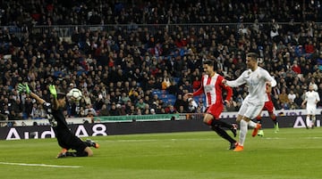 Real Madrid take the lead with Cristiano Ronaldo's goal. 2-1