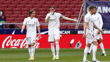 Modric y Benzema, tras el gol de Suárez.