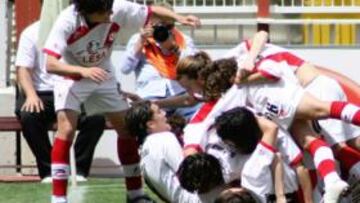 <b>DESATADAS. </b>Las jugadoras del Rayo estallan de alegría tras el gol de Natalia.