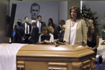 La alcaldesa de Madrid, Ana Botella (de pie), ante el féretro del presidente de honor del Real Madrid, Alfredo Di Stéfano, en la capilla ardiente instalada en el palco de honor del Santiago Bernabéu. 