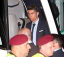 Cristiano, aclamado, y gritos contra Piqué a la llegada a Kiev
