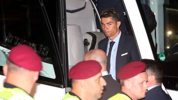 Cristiano Ronaldo baja del autobús a la llegada del Madrid a Kiev.