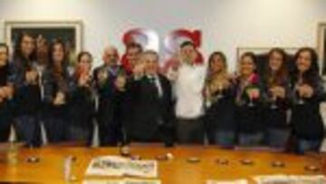 BRINDIS POR UN FUTURO. Con el presidente Blázquez en el centro, las Guerreras brindaron con cava por lo vivido en Hungría y por lo que está por venir en el año 2015.