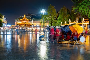 Fue una de las cuatro capitales principales de la antigua China y es conocida por los 'rickshaws con traccin humana', un modo de transporte con propulsin humana en el cual una persona empuja un carro de dos ruedas con capacidad para una o dos personas.