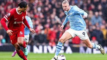 Erling Haaland (derecha) trata de superar a Virgil Van Dijk (izquierda).