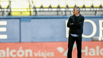 VILLARREAL, 07/01/2023.-El entrenador del Villarreal Quique Setién, en el campo antes del partido de la jornada 16 de LaLiga Santander contra el Real Madrid, este sábado en el estadio de La Cerámica en Villarreal.- EFE / Biel Aliño
