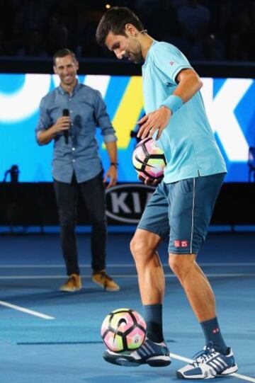 El seis veces campe車n del Abierto de Australia, Novak Djokovic, ha presentado un espect芍culo de tenis y entretenimiento en v赤speras del primer Grand Slam del a?o en el Margaret Court Arena para recaudar fondos para su Fundaci車n, que apoya la educaci車n preescolar de calidad para los ni?os.