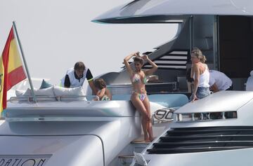 Leo Messi, Luis Su¨¢rez y Cesc F¨¢bregas han disfrutado de un d¨ªa en barco por la costa de Ibiza. Los tres jugadores se encuentran de vacaciones antes de la vuelta al trabajo.