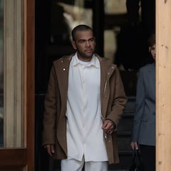 Dani Alves, pillado en el aeropuerto