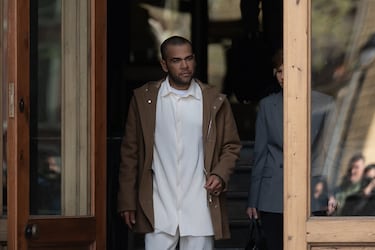 Alves acude a firmar por primera vez a la Audiencia de Barcelona