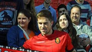 <b>EN EL IBEROSTAR. </b>Fontàs posa con la equipación del Mallorca.